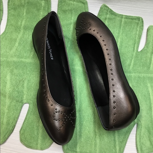 Beautiful Bronze Flats by Donald Pliner - Picture 6 of 8